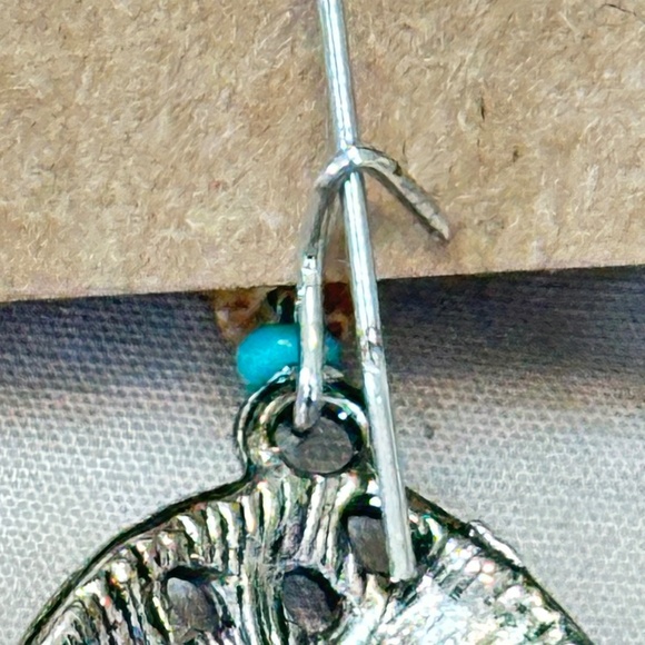 2/$15 Silver tone dangle earrings w/beads Leaves have filigree design - Picture 7 of 15